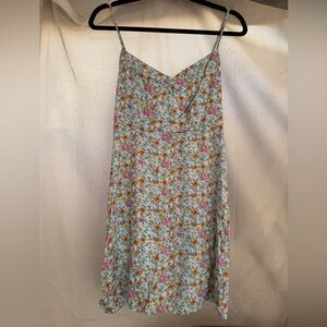 Light Blue ditsy floral mini dress
Size Large